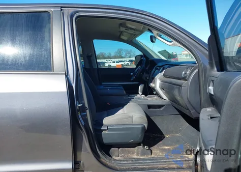 2017 Toyota Tundra Sr5 5.7L V8 z USA, uszkodzony, nr VIN 5TFDW5F10HX635381